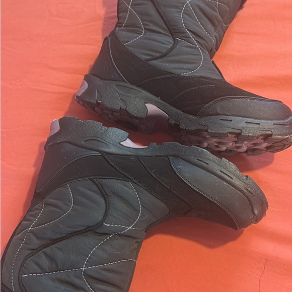 Hi-Tec Snow Boots - Picture 6 of 7